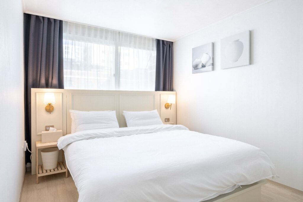 Apartment in seoul Le Cocon big bedroom scaled 1