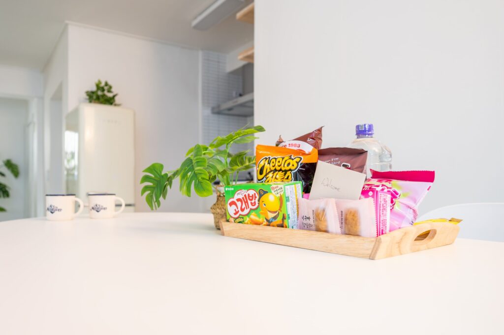 Apartment in seoul Le Cocon table common room scaled 1
