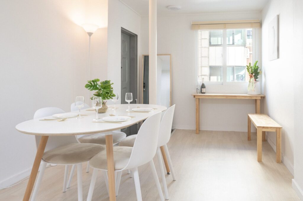 Apartment in seoul Le Cocon table in the living room scaled 1